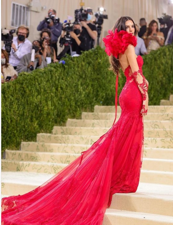 Emily Ratajkowski met gala 2021