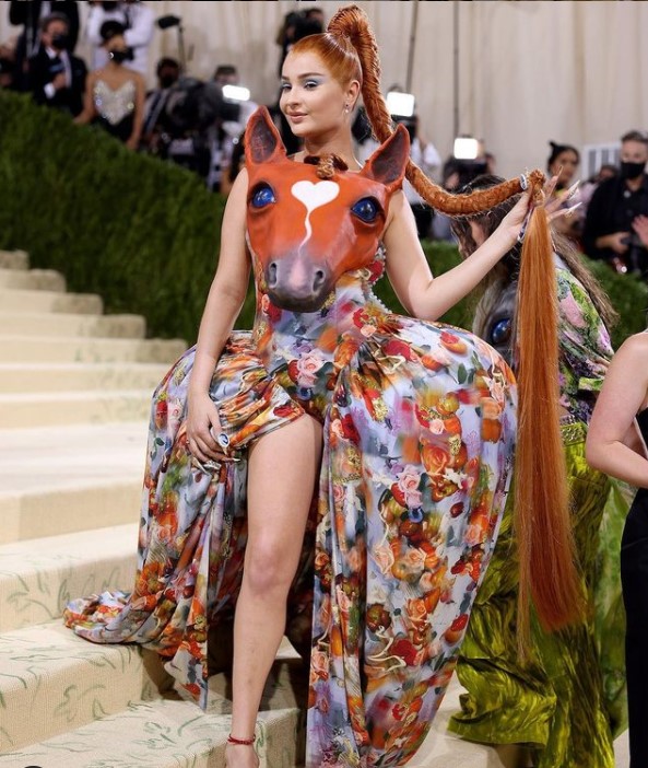 Kim Petras met gala 2021
