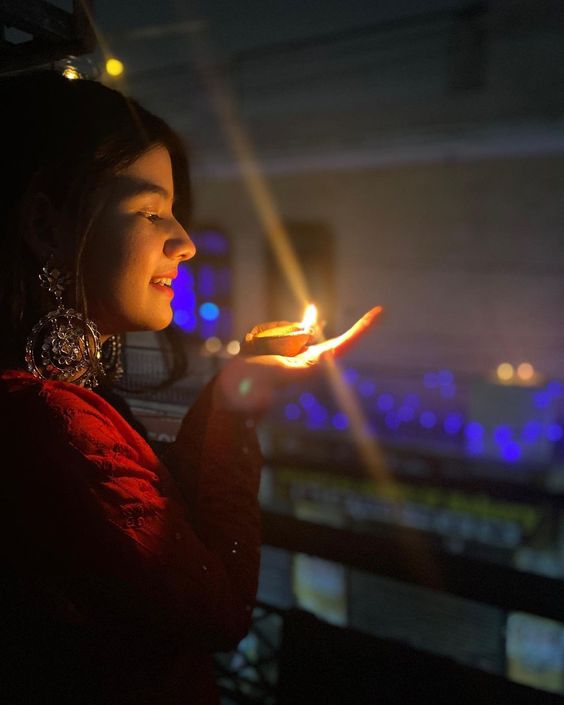 diwali-photoshoot-with-candles-laltern