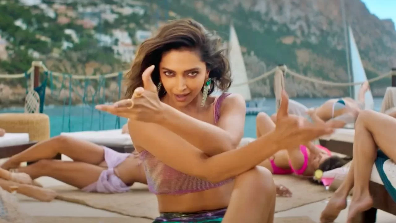 besharam rang song deepika padukone hot pics