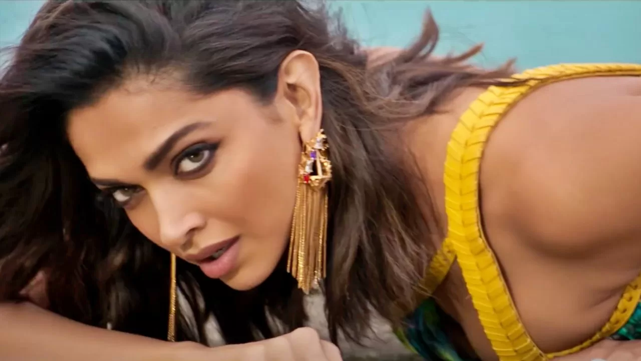 besharam rang song deepika padukone hot pics