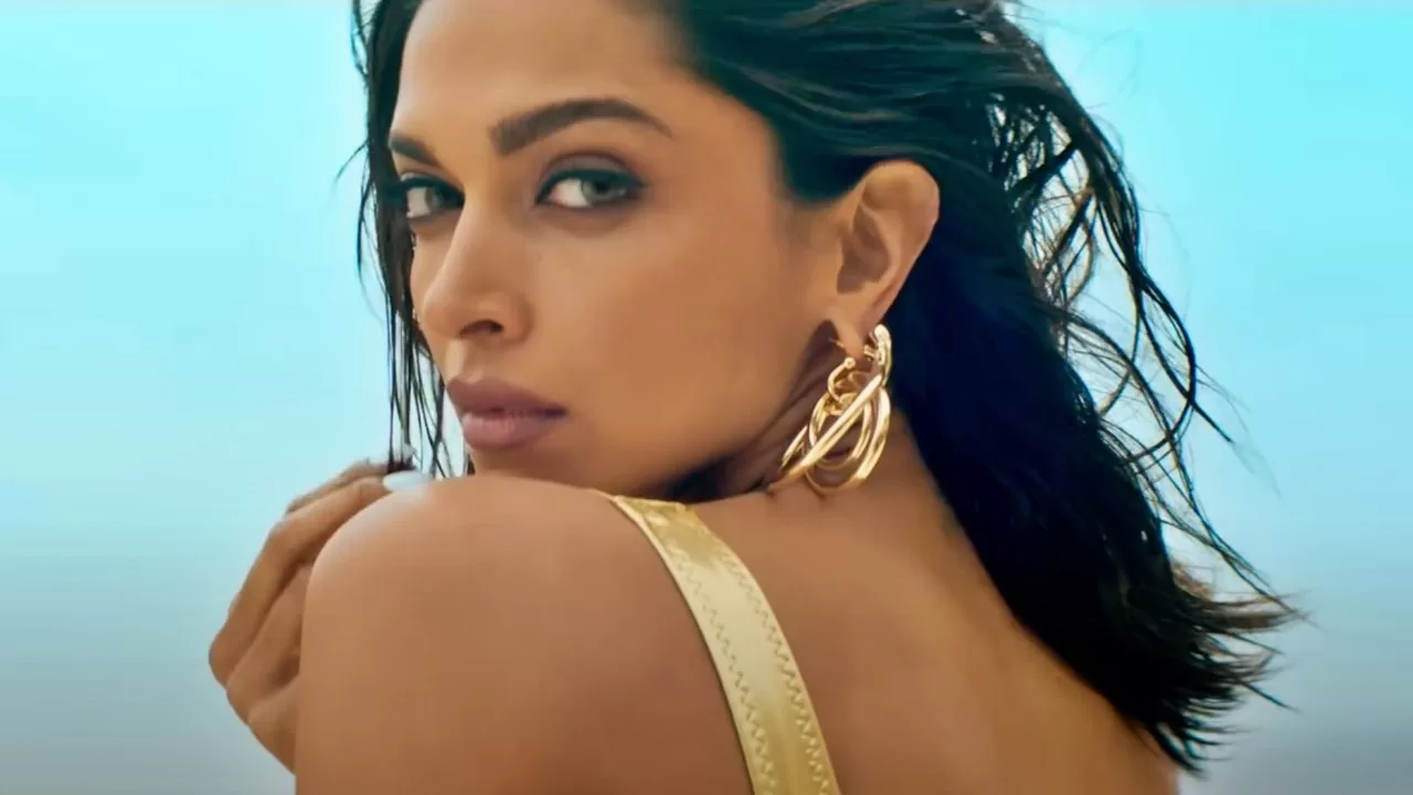 besharam rang song deepika padukone hot pics