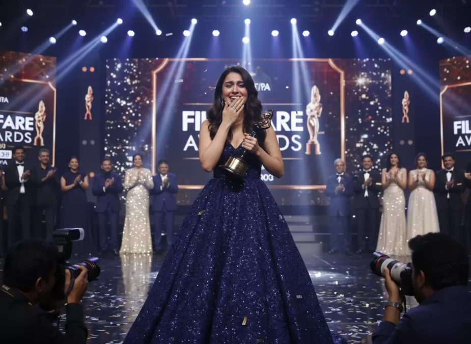 Sara Ali Khan receiving Filmfare award on stage