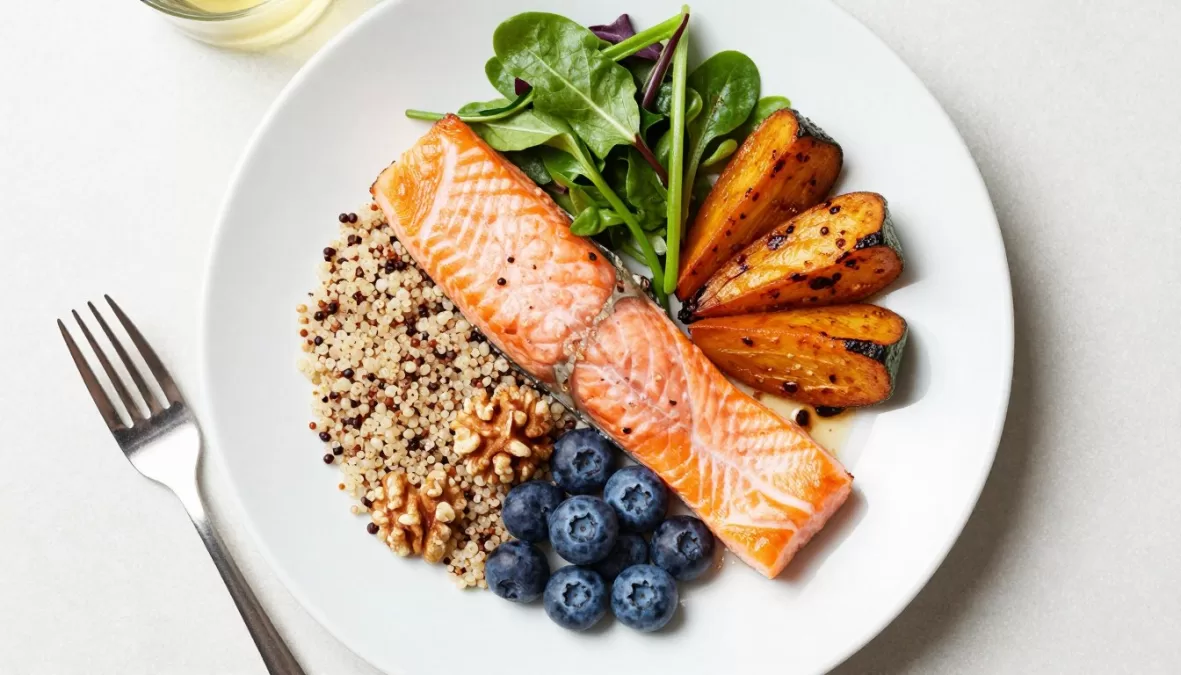 balanced meal plate showing combination of brain health foods for optimal cognitive nutrition
