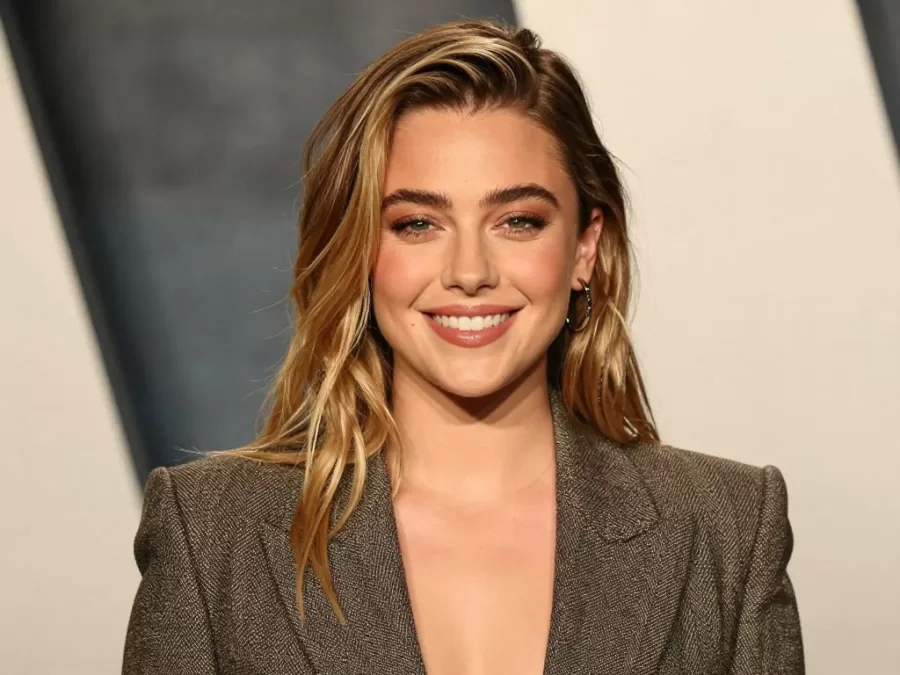 Hailee Steinfeld showcasing youthful beauty and confident star presence