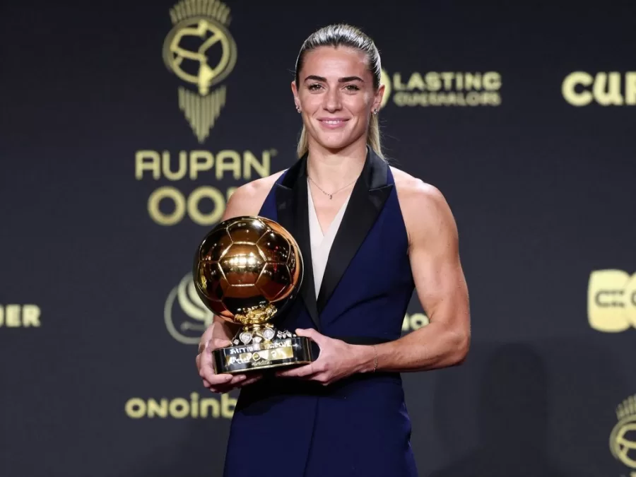 Alexia Putellas with Ballon d'Or Féminin trophy