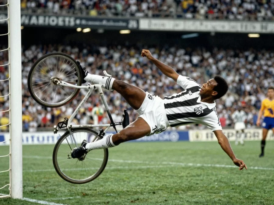 Pelé executing famous bicycle kick