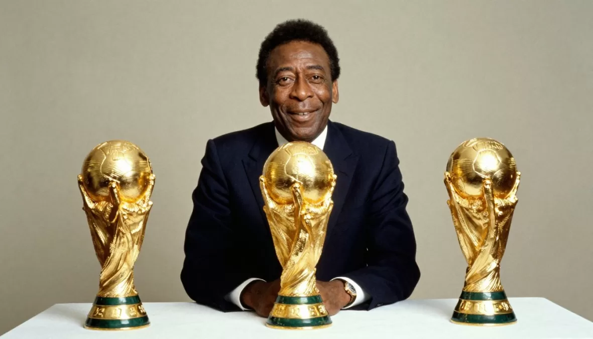 Pelé with three World Cup trophies