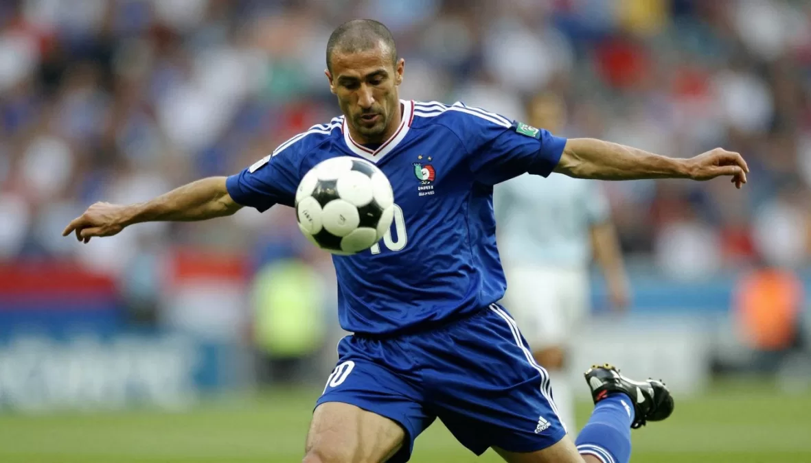 Zinedine Zidane controlling ball with signature elegance