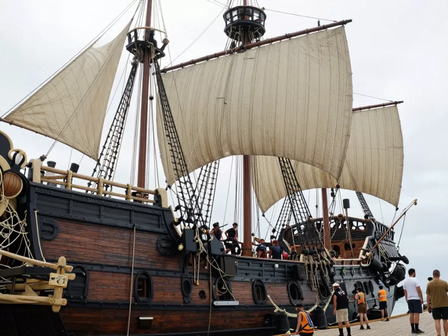 One Piece detailed pirate ship set design