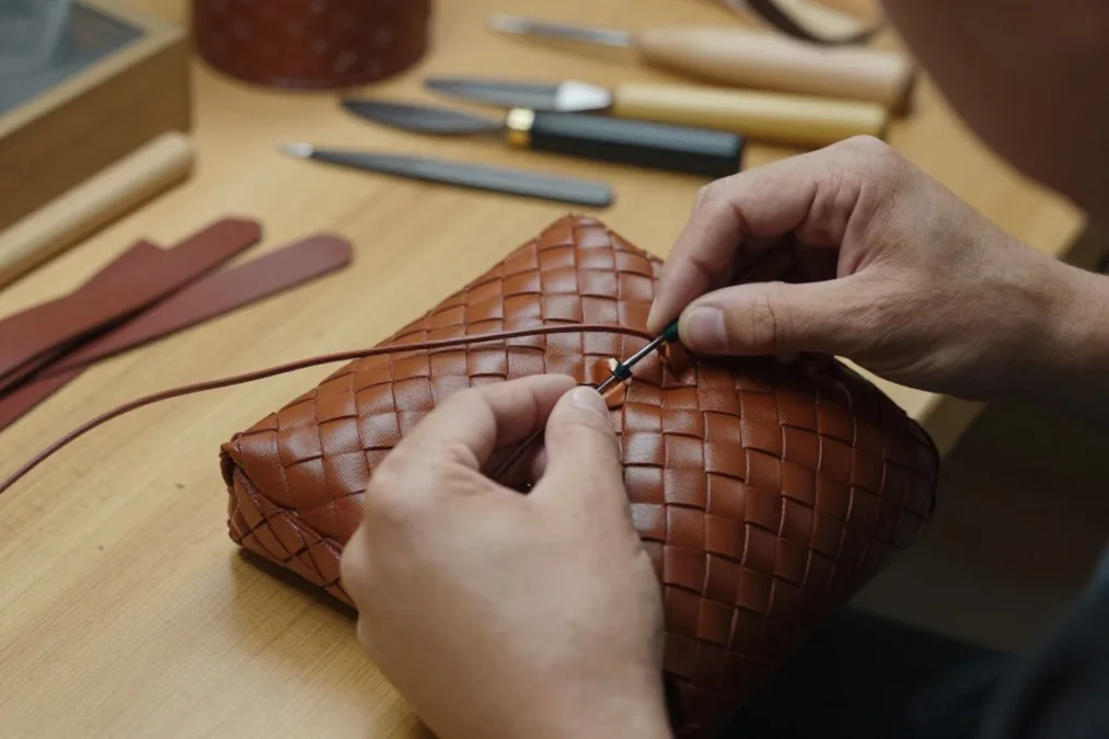 Artisan weaving Bottega Veneta intrecciato leather