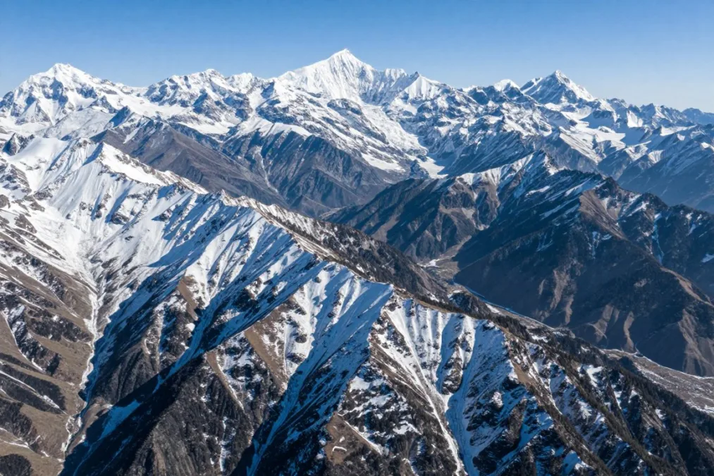 natural border formed by mountain range between countries