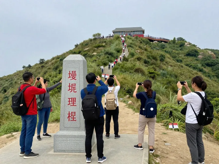 tourists at famous border landmark