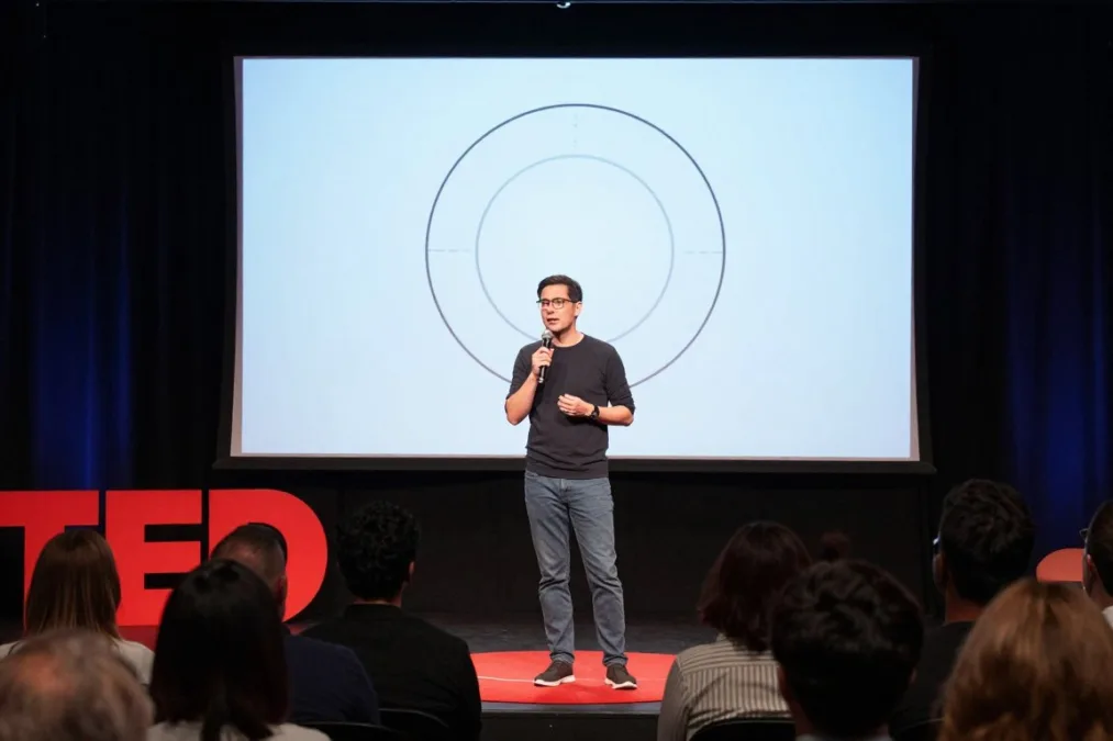 Simon Sinek presenting the why how what leadership concept