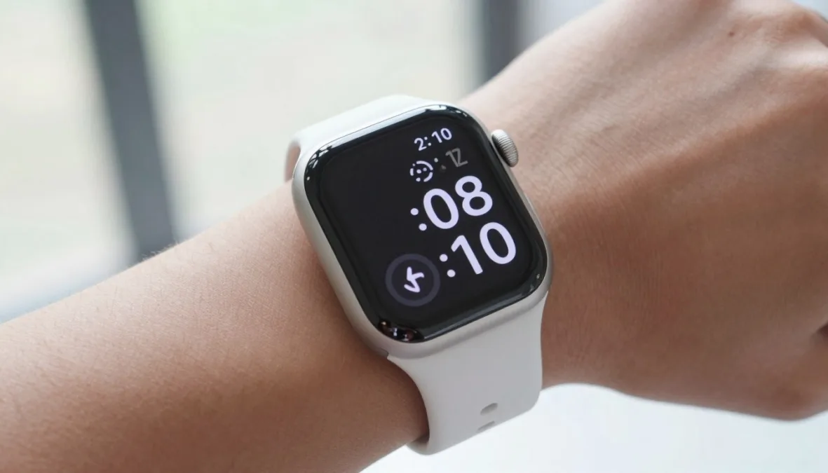A close-up of a modern smartwatch display showing heart rate and step count metrics A close-up of a modern smartwatch display showing heart rate and step count metrics