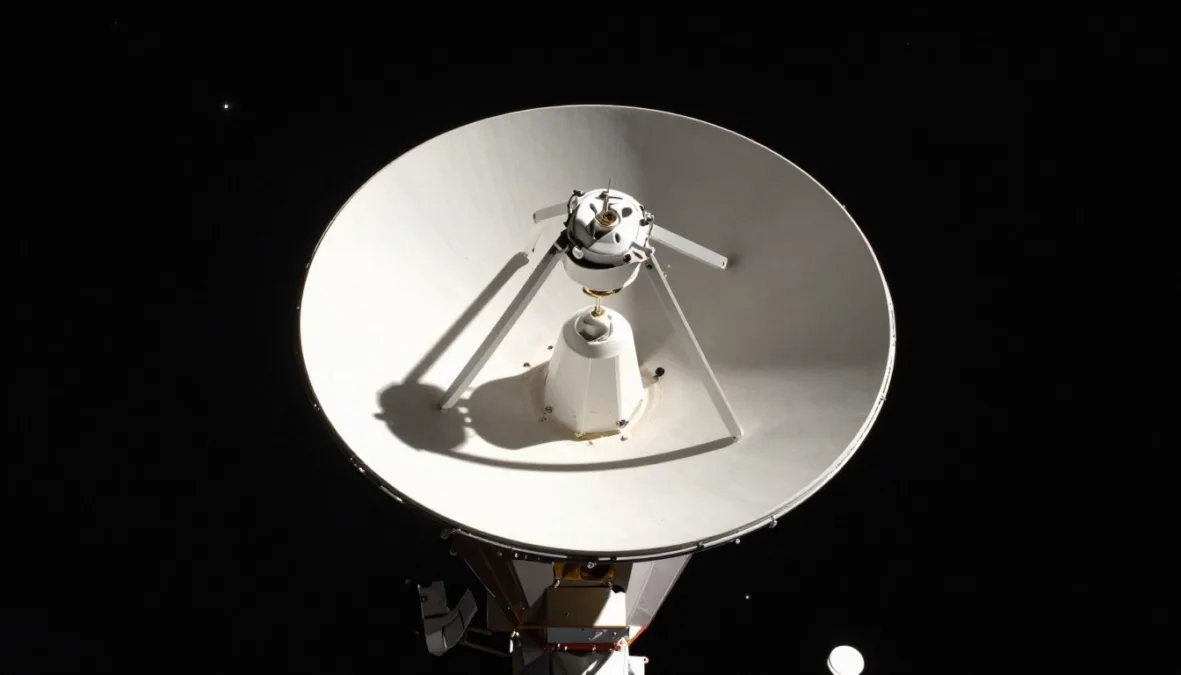 A satellite in halo orbit scanning the faint background radiation of the deep cosmos